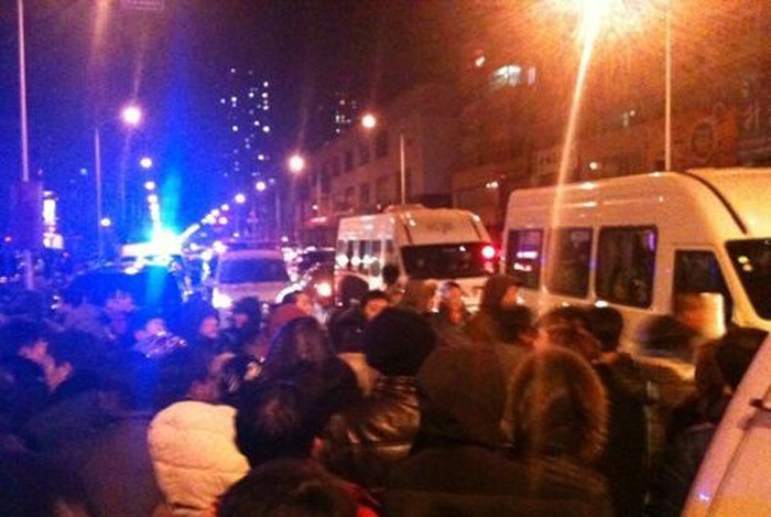 沈阳劫匪与警察当街枪战(图) 沈阳劫匪与警察当街枪战(图)