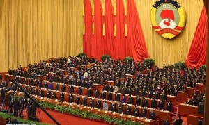 全国政协委员向昆明遇难者默哀