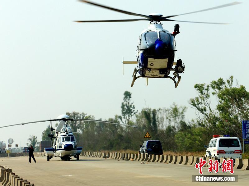 英语新闻:广东警察清剿“第一毒村” 英语新闻:广东警察清剿“第一毒村”