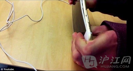 熊孩子苹果商店掰弯iPhone 6(图) 熊孩子苹果商店掰弯iPhone 6(图)
