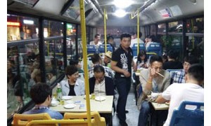 公交车改烧烤店 城管：不合法