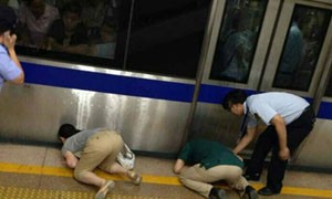 北京地铁二号线女乘客落入站台死亡