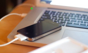 双语新闻：iPhone 7预计明年秋季发布