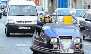 英国大爷马路上驾碰碰车 拉风惊呆路人！