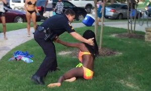 白人警察拔枪摁倒比基尼非裔少女惹争议