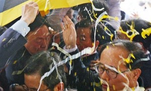 不满部署“萨德”系统 韩国抗议民众向总理扔鸡蛋