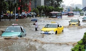 武汉连续强降雨 院墙坍塌8人遇难