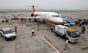 首架中国制造喷气式客机首次起航