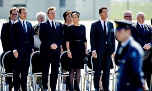 MH17首批遇难者遗体抵达荷兰 国王首相机场相迎