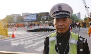 杭州交警成为全球网红 视频疯传被网友称为中国英雄!