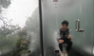 中国首个全透明公厕开放，你敢体验么