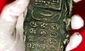 惊呆！出土800年前手机神似诺基亚 外星人留下？