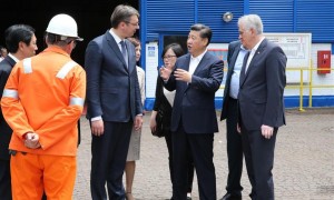 习近平主席在塞尔维参观中国人投资的钢铁厂