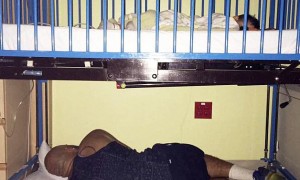 绝世好爹地！美国男子睡在住院儿子床下走红网络