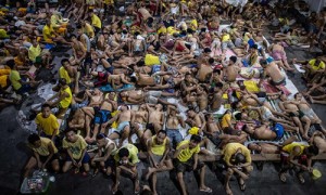 瞠目结舌：菲律宾3800名犯人挤在原本容纳800人的监狱里
