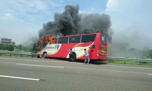 台湾高速爆炸游览车司机 疑似酒驾