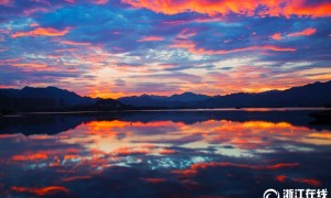 Stunning sunrise over Thousand-Island Lake