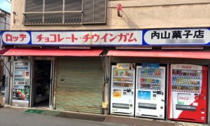 90岁老人独守破旧糖果店 每天开门只为等一个人
