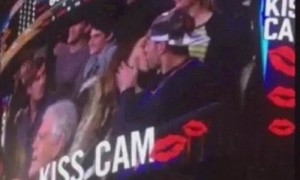 女子在男友不肯当众亲吻自己的下一秒转头吻隔壁陌生男子