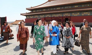 彭丽媛邀请各国领导人配偶参观故宫