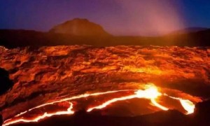 美国一退伍士兵坠入火山后生还