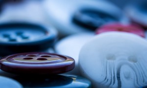 push one&#039;s buttons是按扣子还是按按钮？都不是…