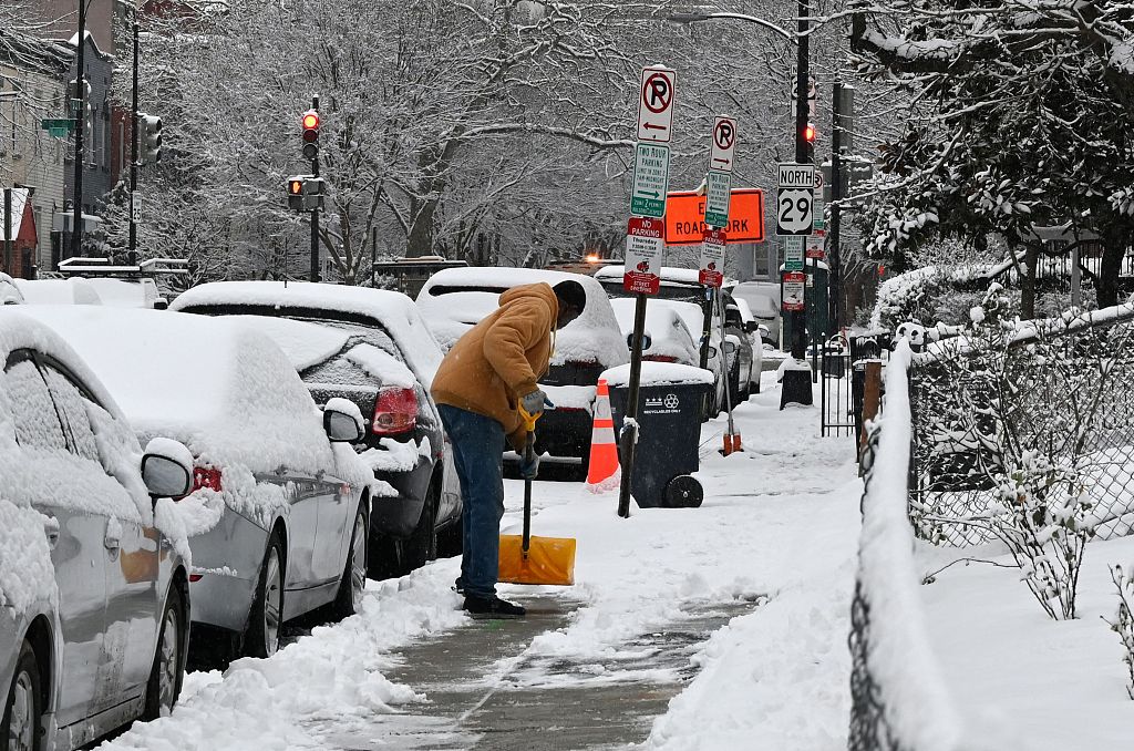 A man shovels snow off a sidewalk in Washington, D.C., the U.S., January 19, 2024. /CFP