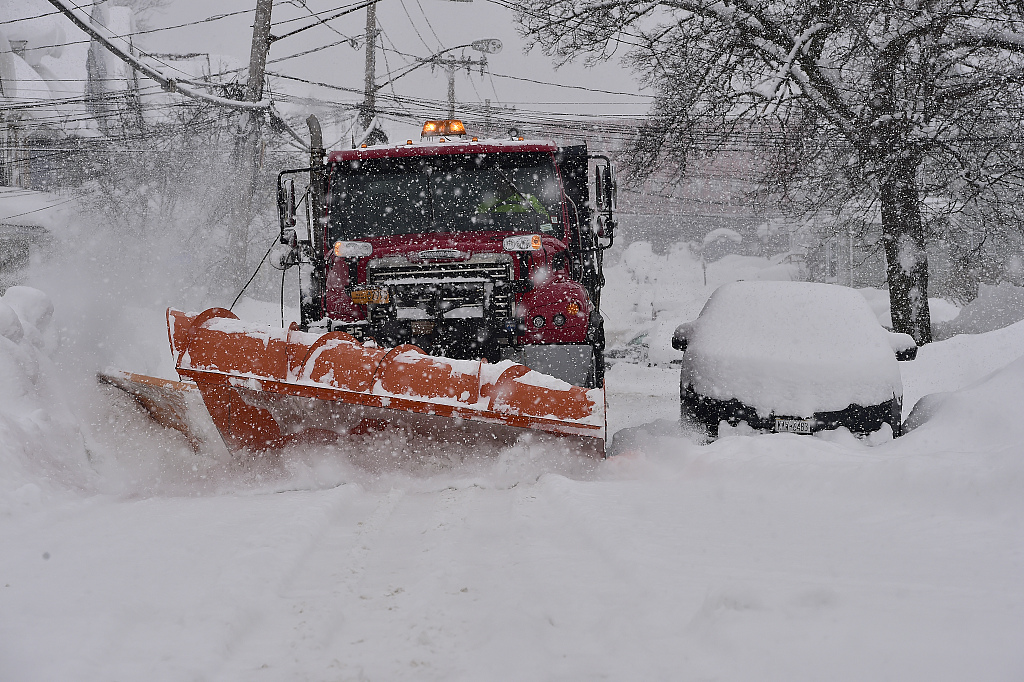 A snow plow clears the streets of heavy snow in Lackawanna, New York, the U.S., January 18, 2024. /CFP