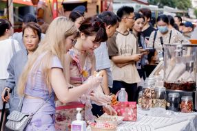 国家发改委：把促消费放在更加突出的位置