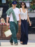 银幕男神奥斯汀·巴特勒33岁庆生，与超模女友曼哈顿甜蜜压马路，狗粮撒满屏！